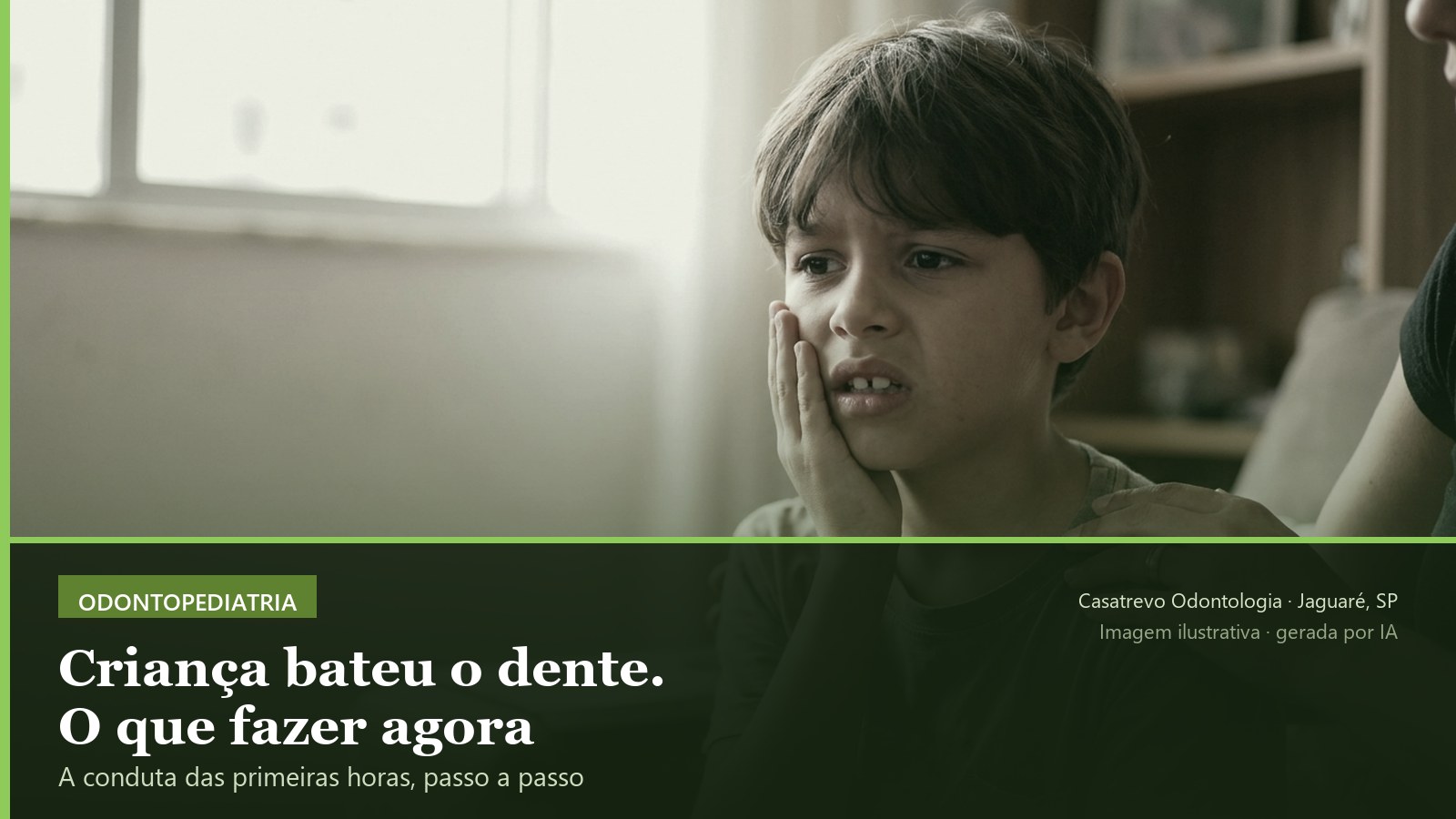 Criança chutando uma bola em campo, situação comum de trauma no dente
