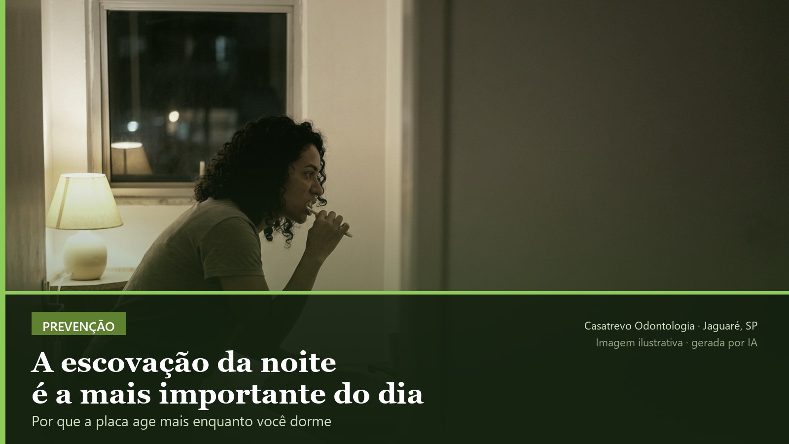 Mulher escovando os dentes diante do espelho, ilustrando a escovação da noite