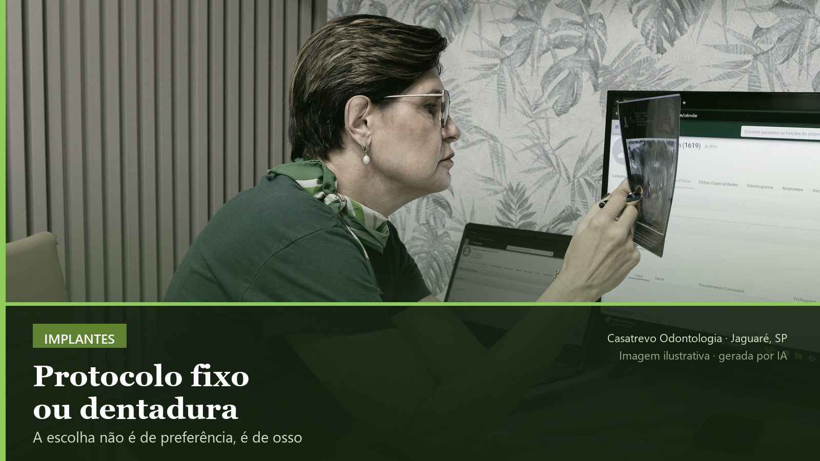 Equipe da Casatrevo Odontologia analisando exame de imagem para planejamento de implante